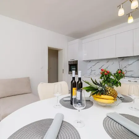 App 100 M From The Sea In Quite Part Of Marta 3 * Crikvenica